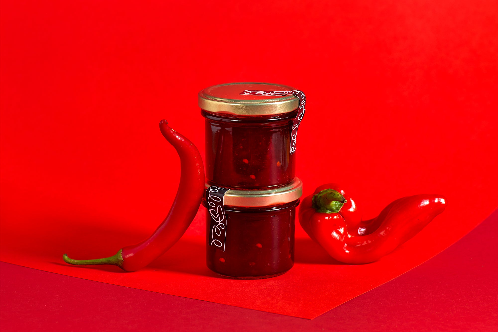Spicy pepper chutney in sustainable curry boxes for busy professionals